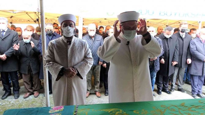 Diyanet İ̇şleri Başkanı Erbaş, Vefat Eden Yengesinin Cenaze Namazını Kıldırdı