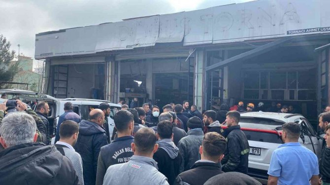 Diyarbakır’da 3. Sanayi Sitesinde Patlama Meydana Geldi. Olay Yerine, Umke, Sağlık Ve İtfaiye Ekipleri Sevk Edildi. Yaralılar Olduğu Belirtildi.