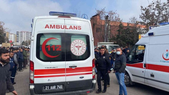 Diyarbakır’da 3. Sanayi Sitesinde Patlama Meydana Geldi. Olay Yerine, Umke, Sağlık Ve İtfaiye Ekipleri Sevk Edildi. Yaralılar Olduğu Belirtildi.