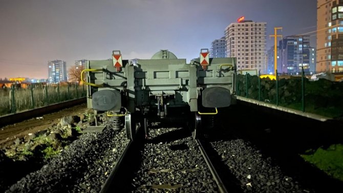 Diyarbakır’da Trenin Çarptığı Genç Kız Ağır Yaralandı