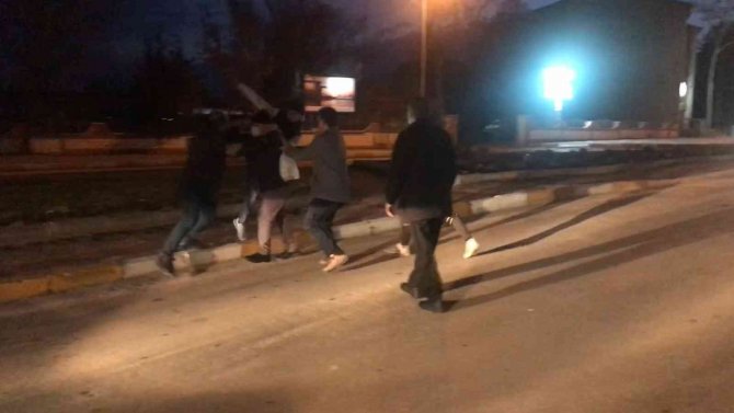 Kendilerini Uyaran Halk Otobüsü Şoförünü Tekme Tokat Dövdüler