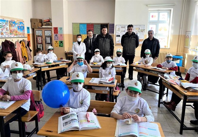Gediz Dayınlar İ̇lkokulunda Fidan Dikim Etkinliği