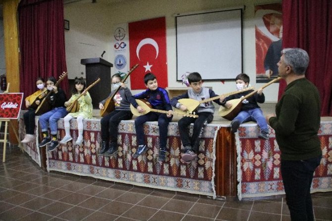 Gediz’de Bağlama Kursu Açıldı