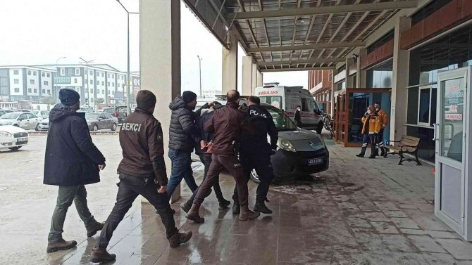 Konya’da Hastane Bahçesinde Bıçaklı Kavga: 1 Yaralı