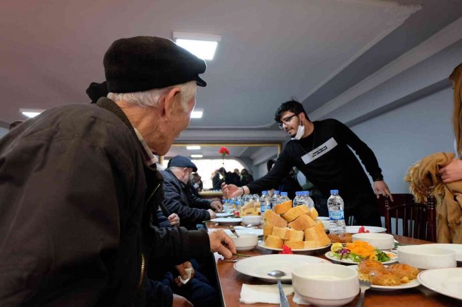 Üniversiteli Gençler Yaşlılara Vefa Borcunu Yemekle Ödedi