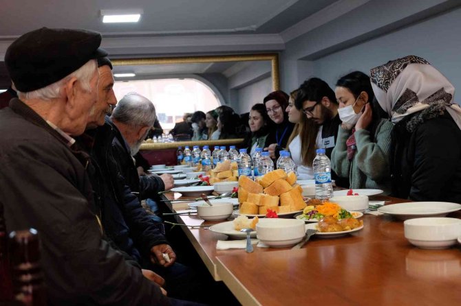 Üniversiteli Gençler Yaşlılara Vefa Borcunu Yemekle Ödedi