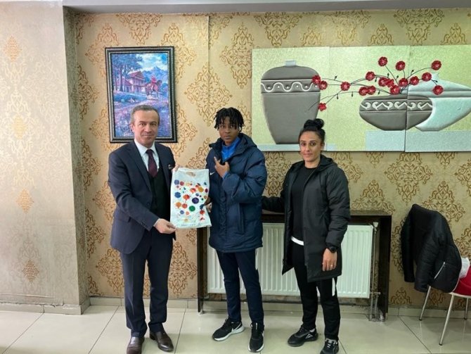 İ̇ş Adamı Kaya, Kadın Sporcuları Yemekte Ağırladı