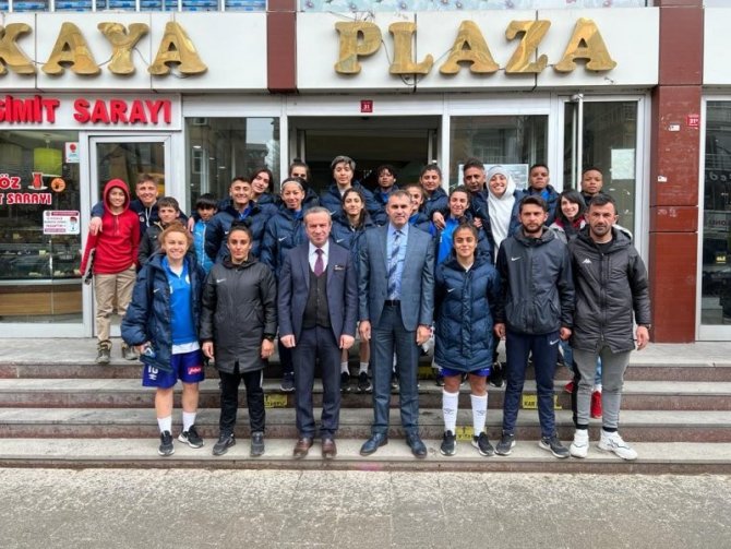 İ̇ş Adamı Kaya, Kadın Sporcuları Yemekte Ağırladı