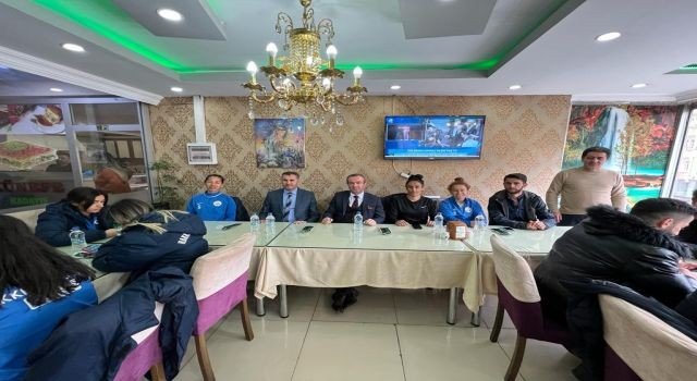 İ̇ş Adamı Kaya, Kadın Sporcuları Yemekte Ağırladı
