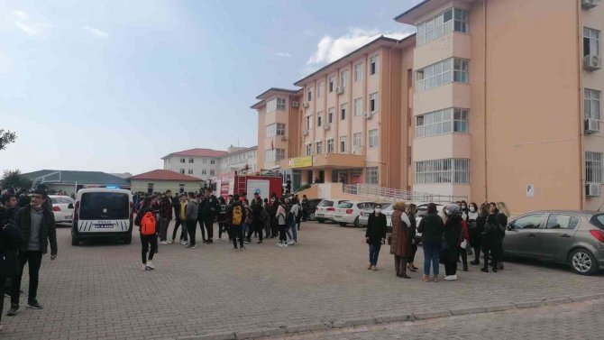 Sigara İzmaritleri Okulda Yangın Paniğine Neden Oldu