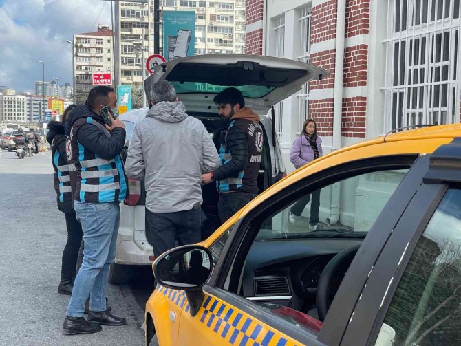Şişli’de Turistleri Almayan Taksici Yakalanınca Polise İsyan Etti