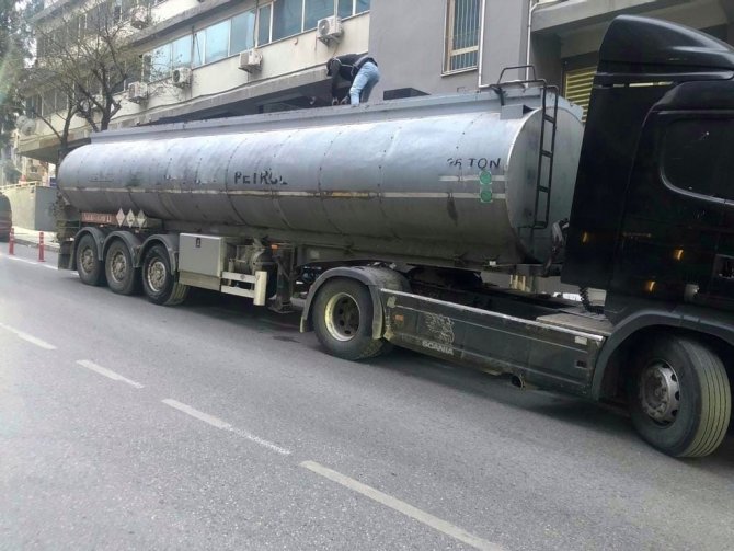 Sokak Ortasındaki Tankerde 26 Ton Kaçak Akaryakıt Ele Geçirildi