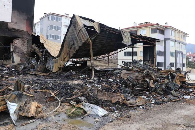 Oto Yedek Parça Deposunda Çıkan Yangının Hasarı Gündüz Ortaya Çıktı