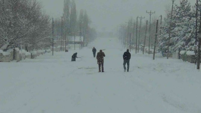 Kars’ta Kar Ve Tipi Hayatı Durma Noktasına Getirdi