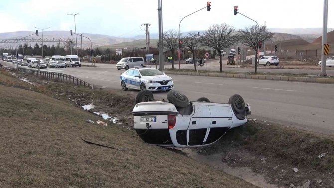 Takla Atan Otomobilin Sürücüsü Yaralandı