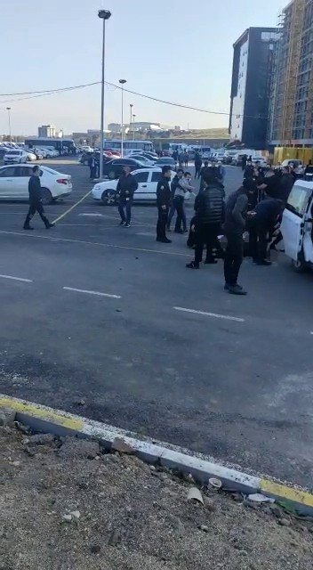 Küçükçekmece Adliyesi Önünde 2 Taraf Arasında Çıkan Silahlı Çatışmada 3 Kişi Hayatını Kaybederken 3 Kişi İse Yaralandı. Polis Ekipleri Olaya İlişkin Geniş Kapsamlı Çalışma Başlattı.
