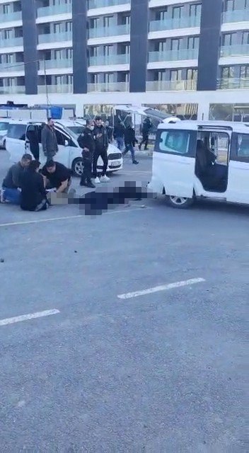 Küçükçekmece Adliyesi Önünde 2 Taraf Arasında Çıkan Silahlı Çatışmada 3 Kişi Hayatını Kaybederken 3 Kişi İse Yaralandı. Polis Ekipleri Olaya İlişkin Geniş Kapsamlı Çalışma Başlattı.