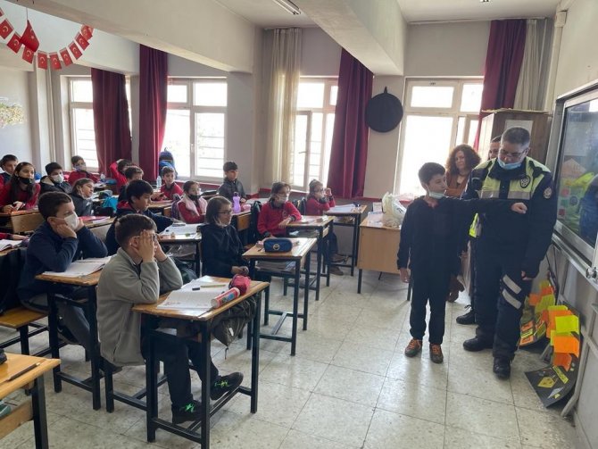 Salihli Polisinden Öğrencilere Trafik Eğitimi