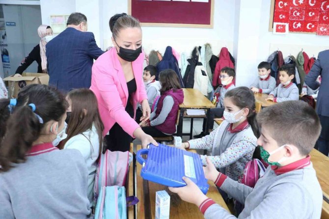 Başkan Ergün’ün Hediyeleri Minikleri Sevindirdi