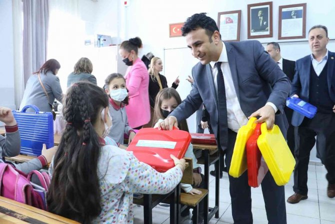 Başkan Ergün’ün Hediyeleri Minikleri Sevindirdi