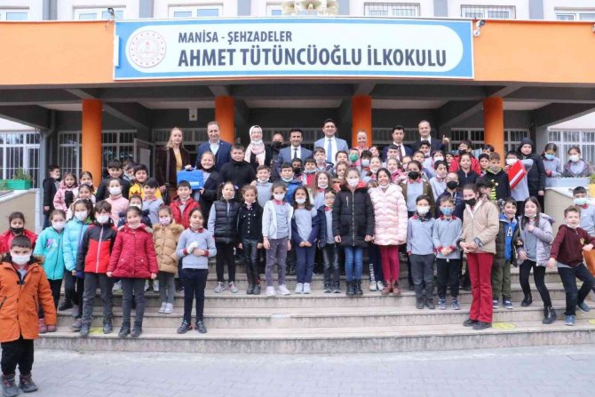 Başkan Ergün’ün Hediyeleri Minikleri Sevindirdi