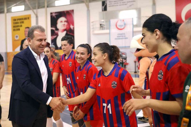 Başkan Seçer, Kadın Hentbol Takımının Galibiyet Coşkusuna Ortak Oldu