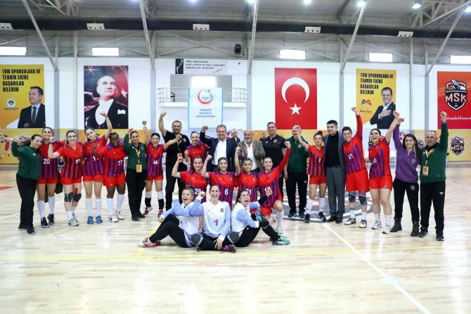 Başkan Seçer, Kadın Hentbol Takımının Galibiyet Coşkusuna Ortak Oldu