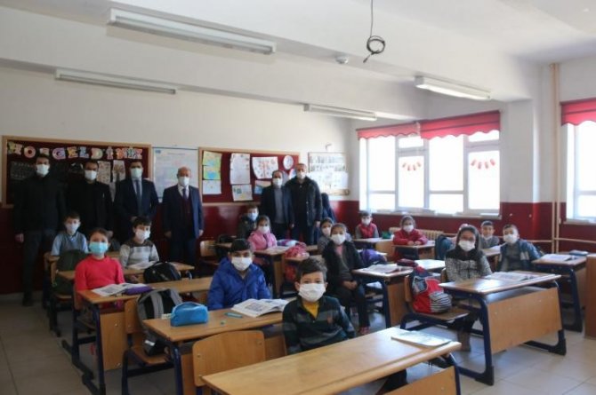 Müdür Başyiğit, Öğrencilere Bol Bol Fidan Dikmelerini Tavsiye Etti