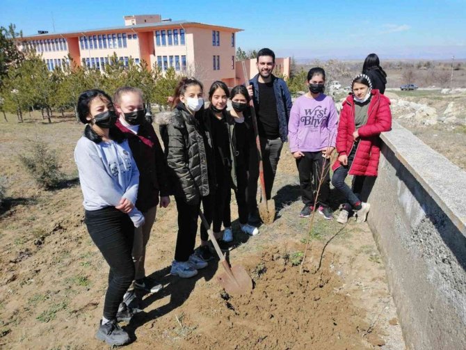 Öğrenciler Okullarının Bahçesini Ağaçlandırdı
