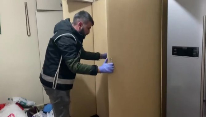 Elbise Dolabından 3 Adet Ruhsatsız Tabanca Çıktı