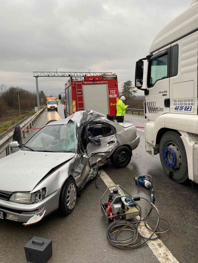 Tır, Otomobile Arkadan Çarptı: 1 Ölü, 1 Yaralı