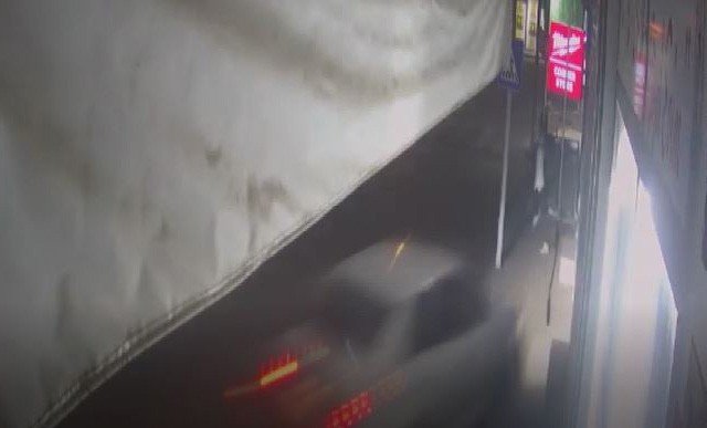 Kontrolden Çıkan Otomobil Kaldırımdaki Yayaya Çarptı