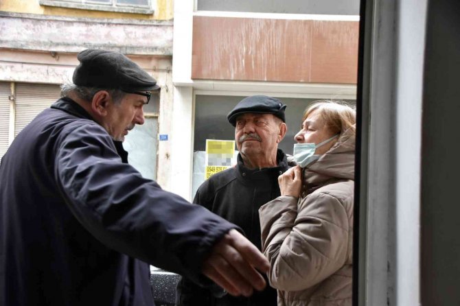 Kaybolan Alzheimer Hastasını Gazeteci Tanıdı, Ailesine Teslim Etti
