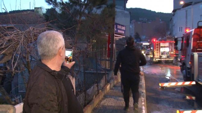 Maltepe’de 3 Kişinin Yaşadığı Ev Yandı, Vatandaşlar Sosyal Medyada Canlı Yayın Yaptı