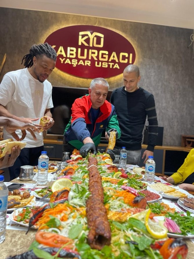 Remy Ve Gökhan İ̇nler’in Kebap Keyfi