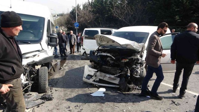 Sultanbeyli’de Kontrolünü Kaybeden Sürücü 2 Araca Çarptı: 2 Yaralı