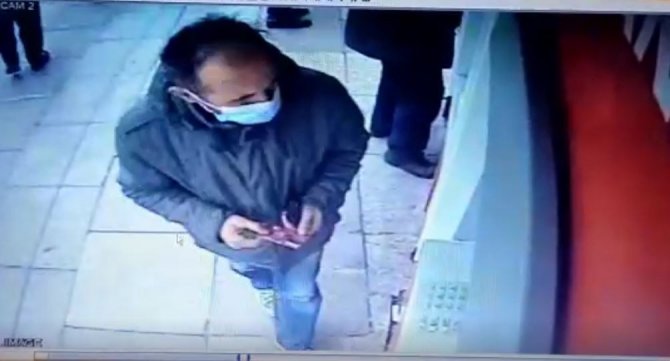 Atm’de Unutulan Emekli Maaşını Kapan Hırsız Kamerada