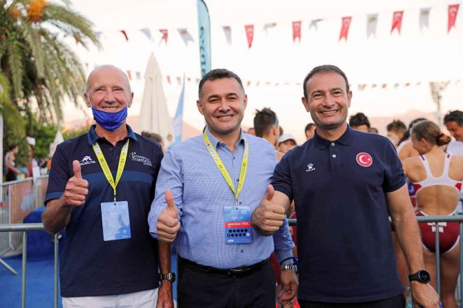 Alanya Triatlonu’na Dünyanın En İyi Yerel Organizasyonu Ödülü
