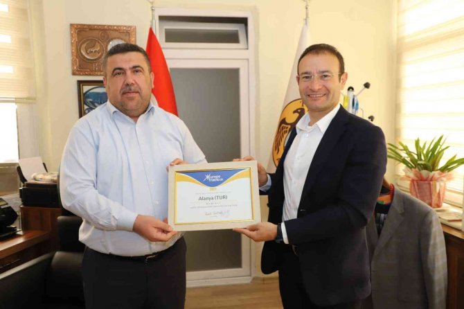 Alanya Triatlonu’na Dünyanın En İyi Yerel Organizasyonu Ödülü