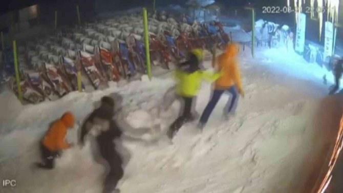 Ayı İle Böyle Göz Göze Geldiler...uludağ’da Ayı Paniği Kamerada