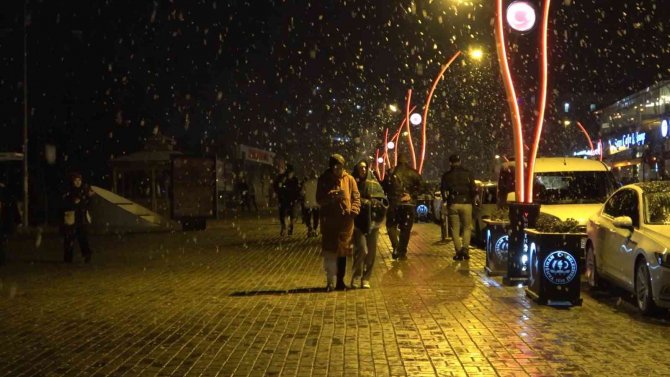 Baharı Beklerken Kış Geri Geldi: 43 İlin Geçiş Güzergahında Kar Sürprizi