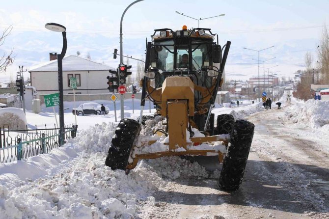 Başkale’de 94 Yerleşim Yerinin Yolu Kapandı, Okullar Tatil Edildi