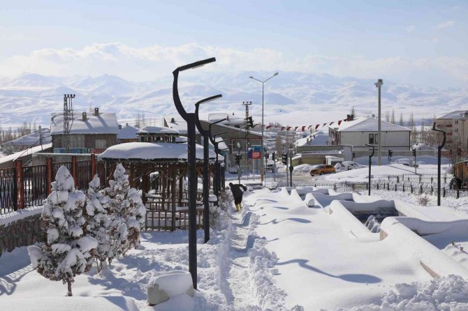 Başkale’de 94 Yerleşim Yerinin Yolu Kapandı, Okullar Tatil Edildi
