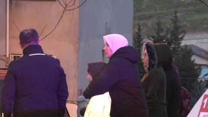 Maltepe’de 3 Kişinin Yaşadığı Ev Yandı, Vatandaşlar Sosyal Medyada Canlı Yayın Yaptı