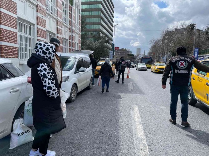 Şişli’de Turistleri Almayan Taksici Yakalanınca Polise İsyan Etti