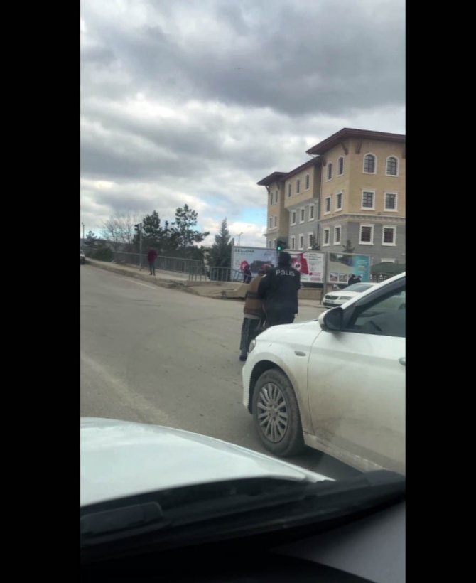 Yaşlı Kadına Polisten Şefkat Eli