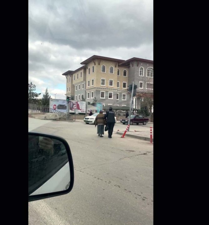 Yaşlı Kadına Polisten Şefkat Eli