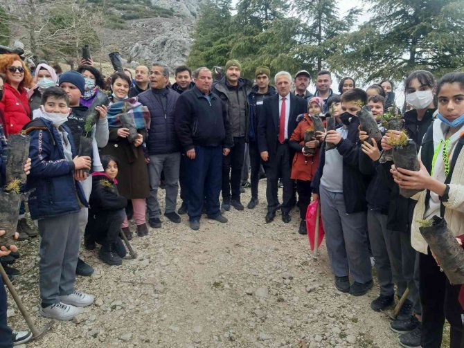 Kırkağaç’ta 176 Fidan Toprakla Buluştu