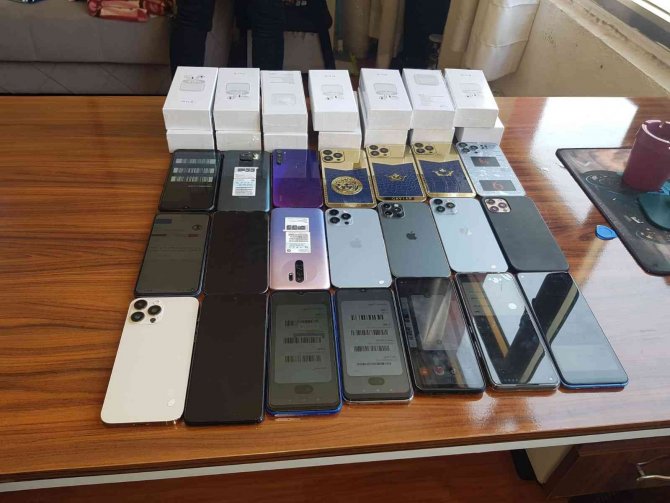 Adana’da 24 Kaçak Cep Telefonu Ele Geçirildi