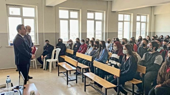 Kaymakam Lise Öğrencilerine Başarının Yollarını Anlattı
